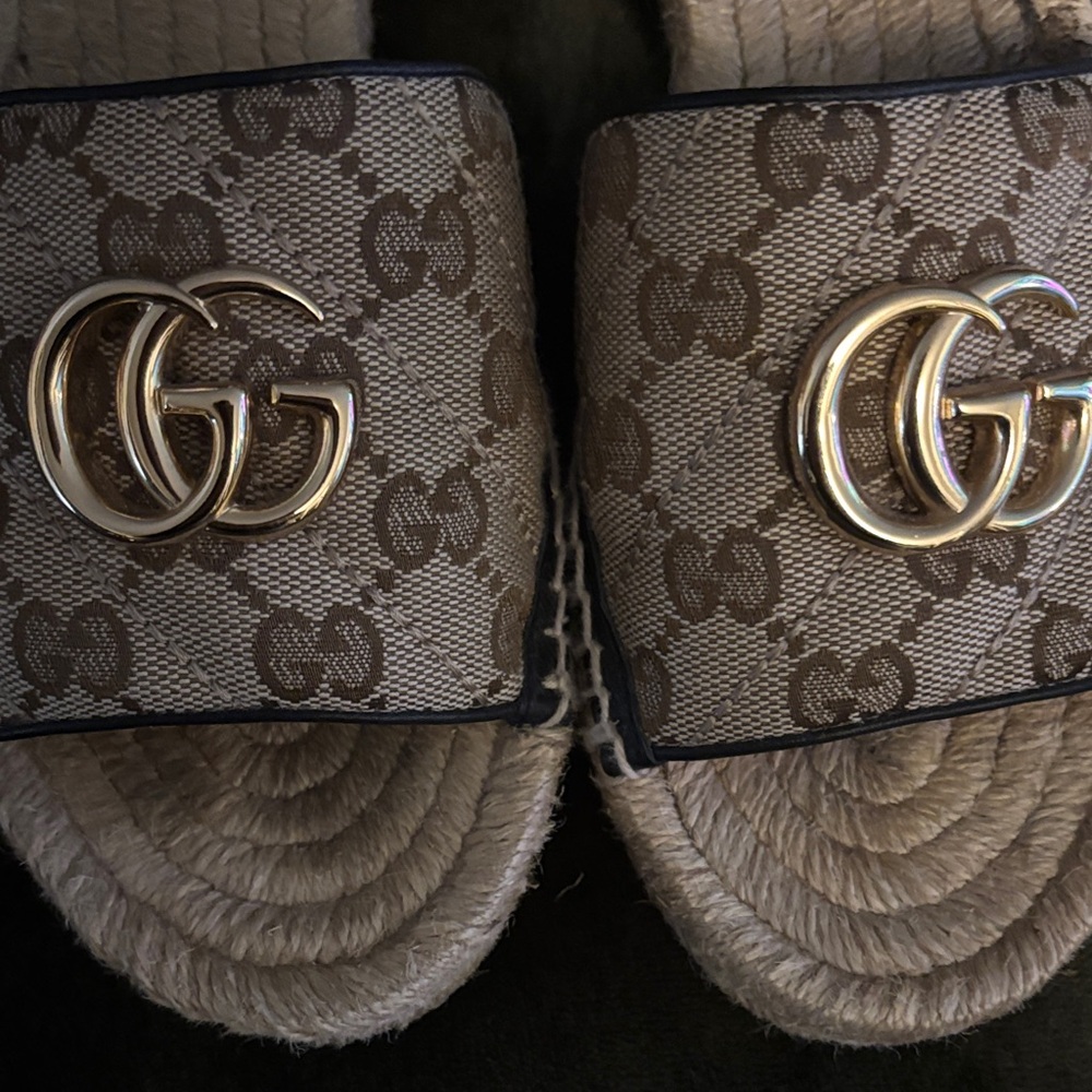 Gucci Beige and Brown Monogram Slide Sandals. Comes with original box & dust bag - Picture 2 of 10